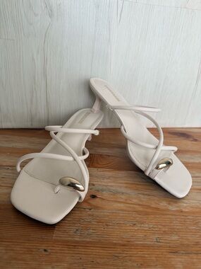 Cushionaire Maui Cream Strappy Kitten Heel Sandals Size 7.5 Gold Toe Ring